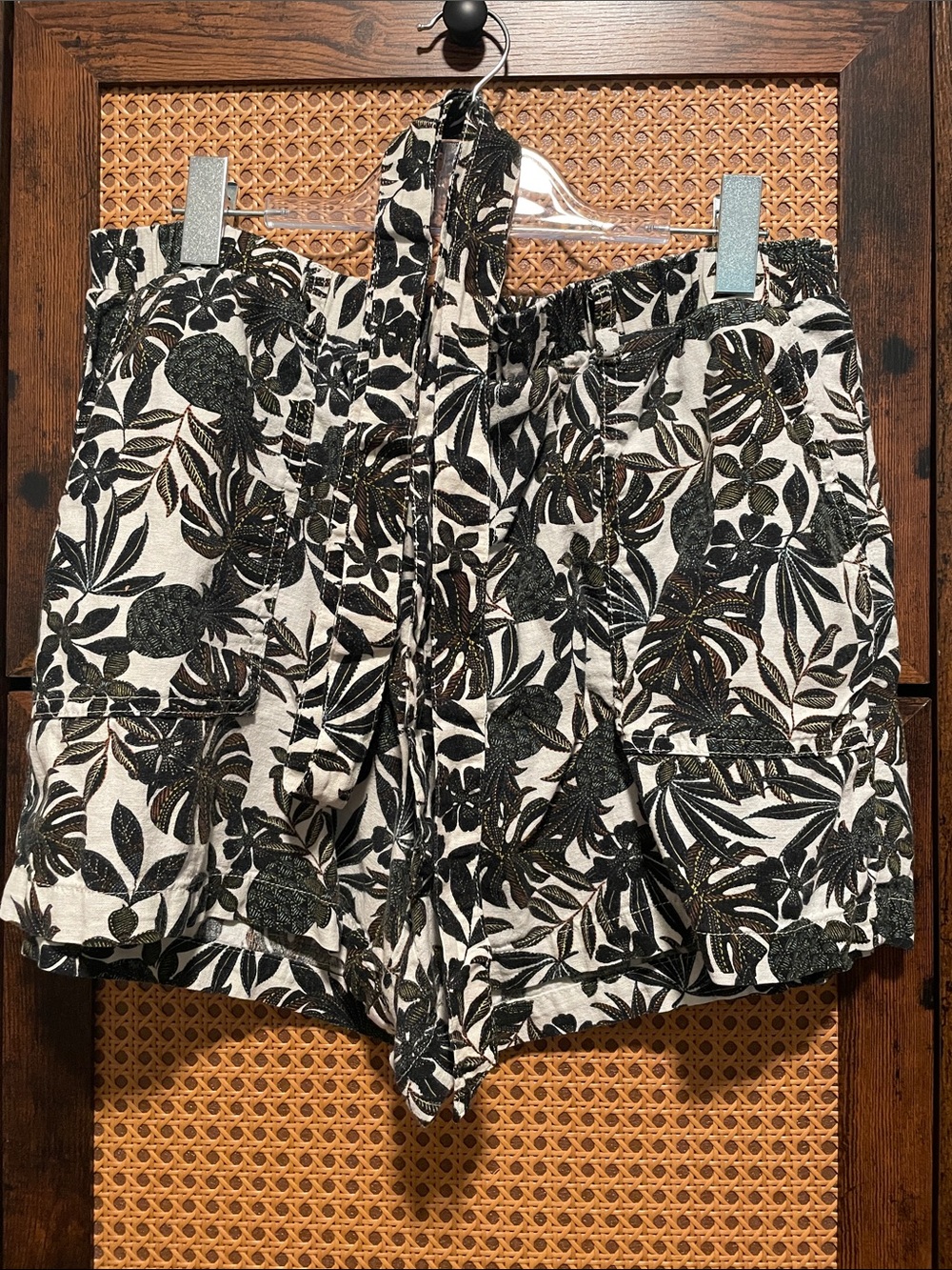 Linen blend elastic shorts with tie waist.